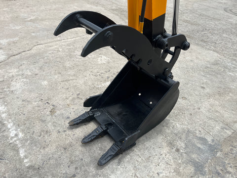 031.02 Komatsu PC28UU Mini Excavator S/N 2960