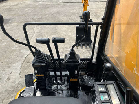 032.02 Komatsu PC38UU Mini Excavator S/N 2226