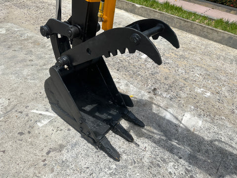 032.01 Komatsu PC28UU-2 Mini Excavator S/N 7039