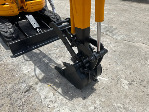 032.01 Komatsu PC28UU-2 Mini Excavator S/N 7039