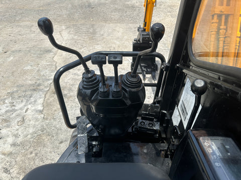 032.01 Komatsu PC28UU-2 Mini Excavator S/N 7039