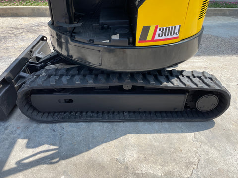 027.06 IHI 30UJ Mini Excavator S/N AA001839