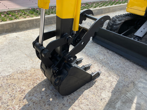 027.02 Komatsu PC28UU Mini Excavator S/N 2425