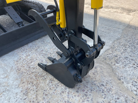 027.03 Komatsu PC28UU Mini Excavator S/N 2747