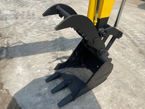 024.02 Komatsu PC28UU-2E Mini Excavator S/N 12261