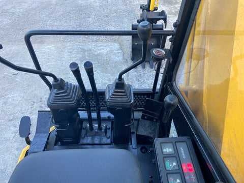 027.04 Komatsu PC38UU Mini Excavator S/N 2157