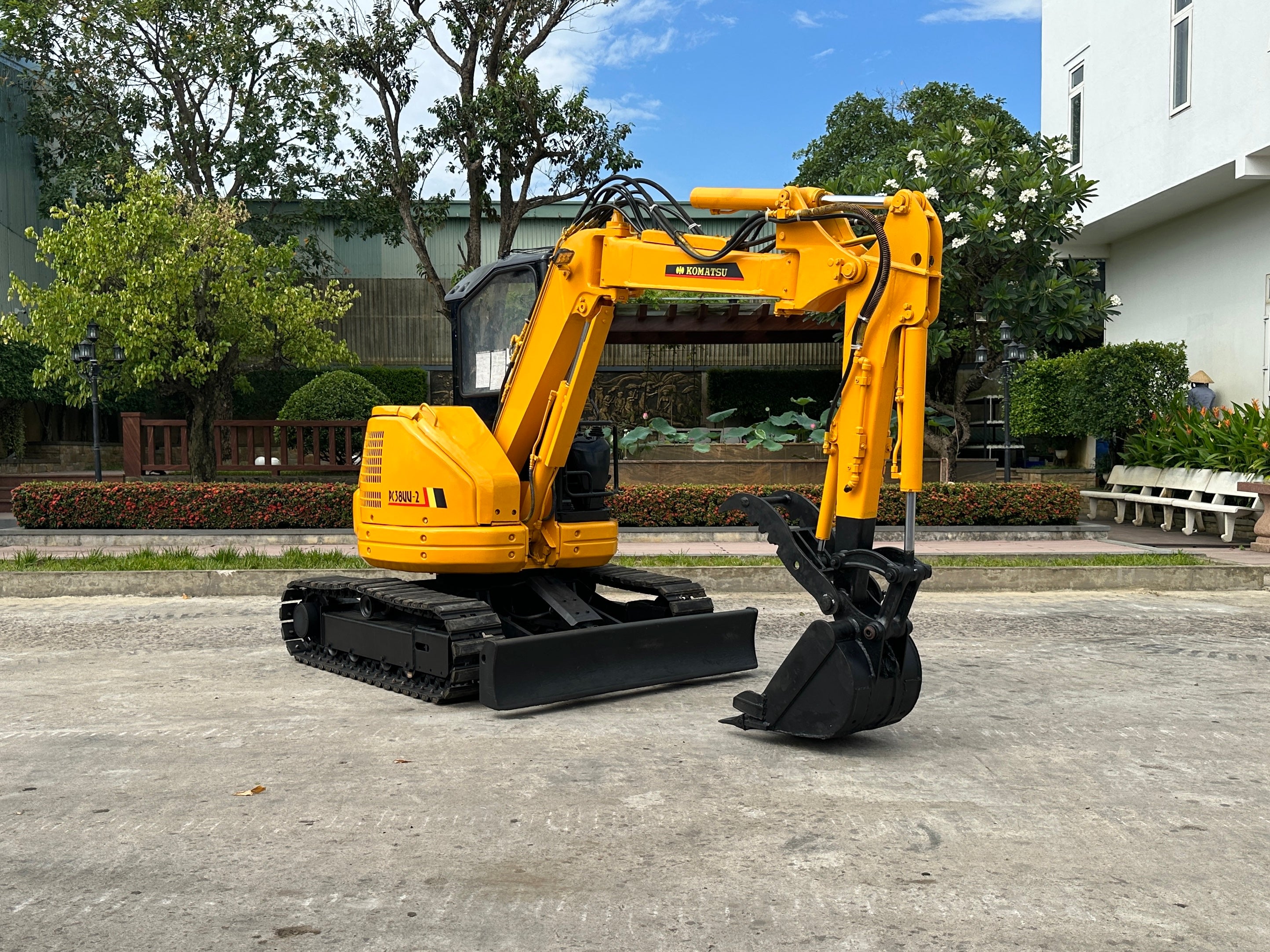 Komatsu PC38UU-2 Mini Excavator with Hydraulic Thumb – The