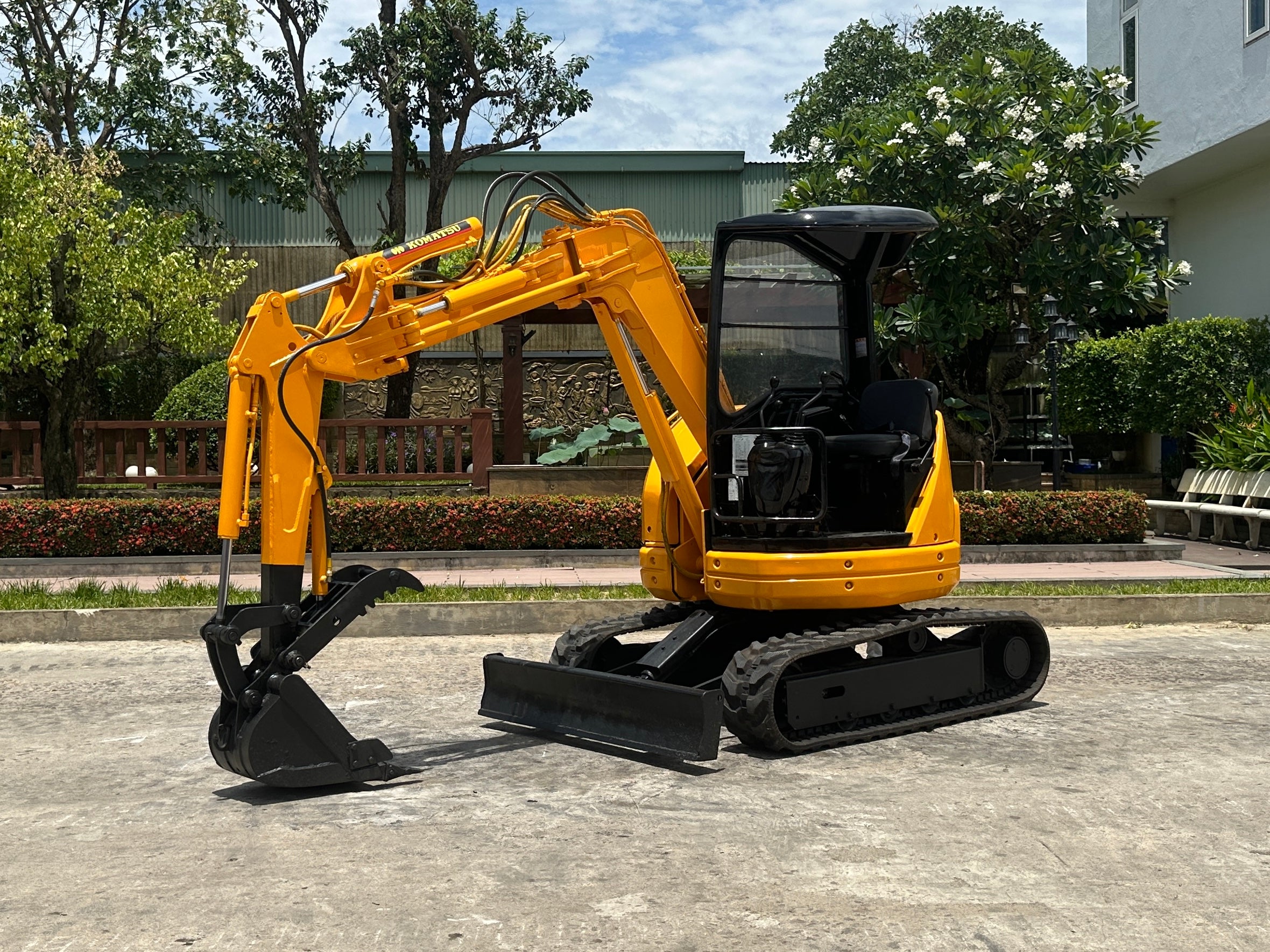 032.01 Komatsu PC28UU-2 Mini Excavator S/N 7039 – The NGO